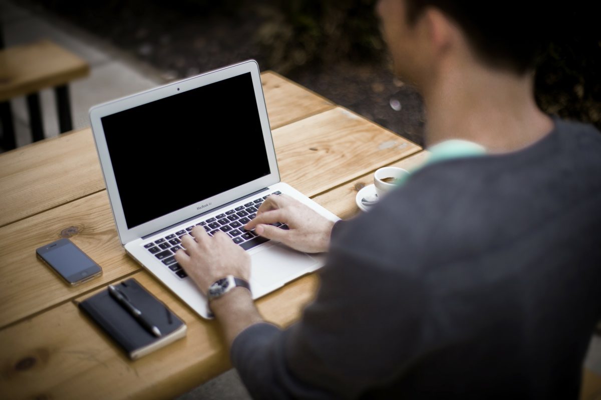 3 Tips For Protecting Your Body When Sitting At A Desk Or Computer